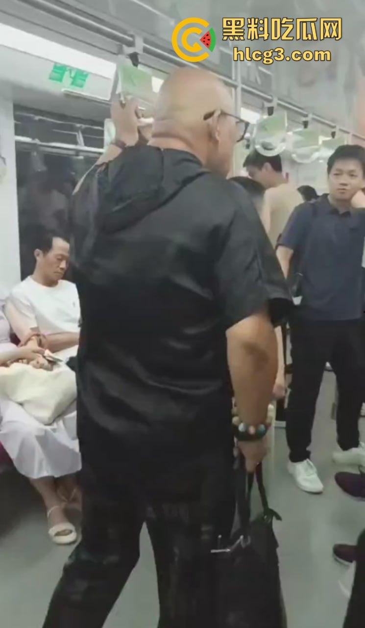小伙脸伸过来我打一巴掌给你2万！江苏南京一位光头老汉地铁上强行让小伙子让座！-5