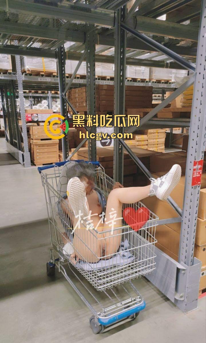 露出天花板『 桔梓』的绿皮火车大胆露出！卧铺间激情上演人前大胆秀，小区滑梯小孩们面前露奶自慰毫不顾忌！-1