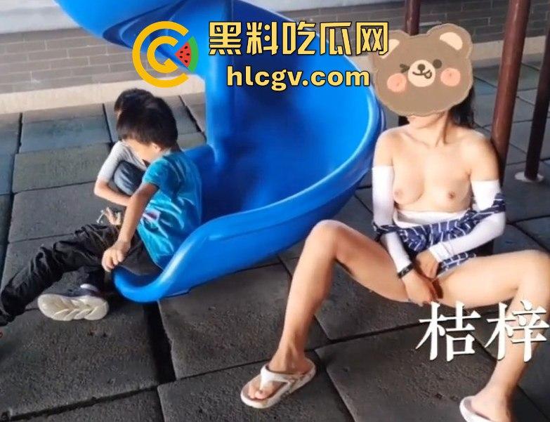 露出天花板『 桔梓』的绿皮火车大胆露出！卧铺间激情上演人前大胆秀，小区滑梯小孩们面前露奶自慰毫不顾忌！-11