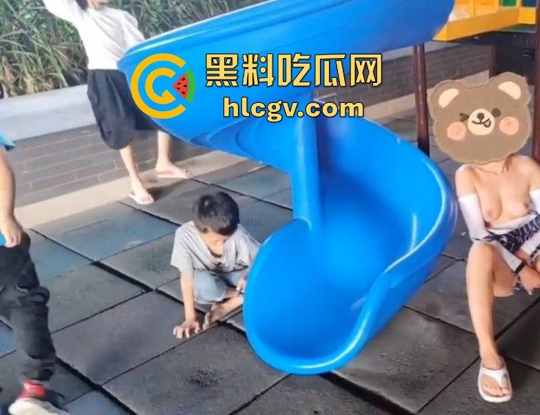 露出天花板『 桔梓』的绿皮火车大胆露出！卧铺间激情上演人前大胆秀，小区滑梯小孩们面前露奶自慰毫不顾忌！-16