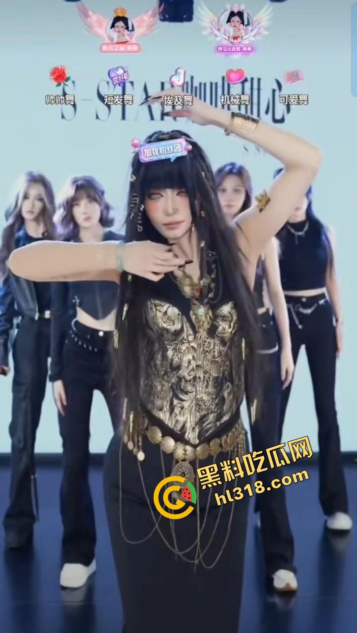 抖音团播跳舞激情过头，女主播衣服掉了俩奶子全露，自己还跳得贼开心，直播间直接封号！-3