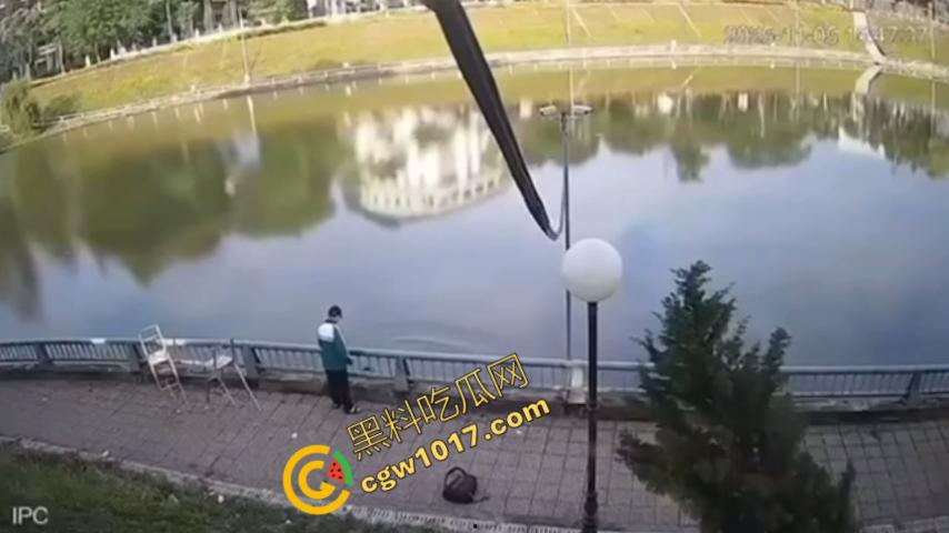 越南13岁男孩持刀暴走：将同学捅伤后推入湖中，辱骂激发致命仇恨，监控全程记录，复仇摄人心魄！-5