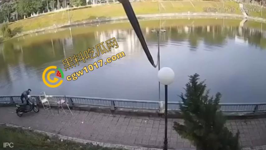 越南13岁男孩持刀暴走：将同学捅伤后推入湖中，辱骂激发致命仇恨，监控全程记录，复仇摄人心魄！-8