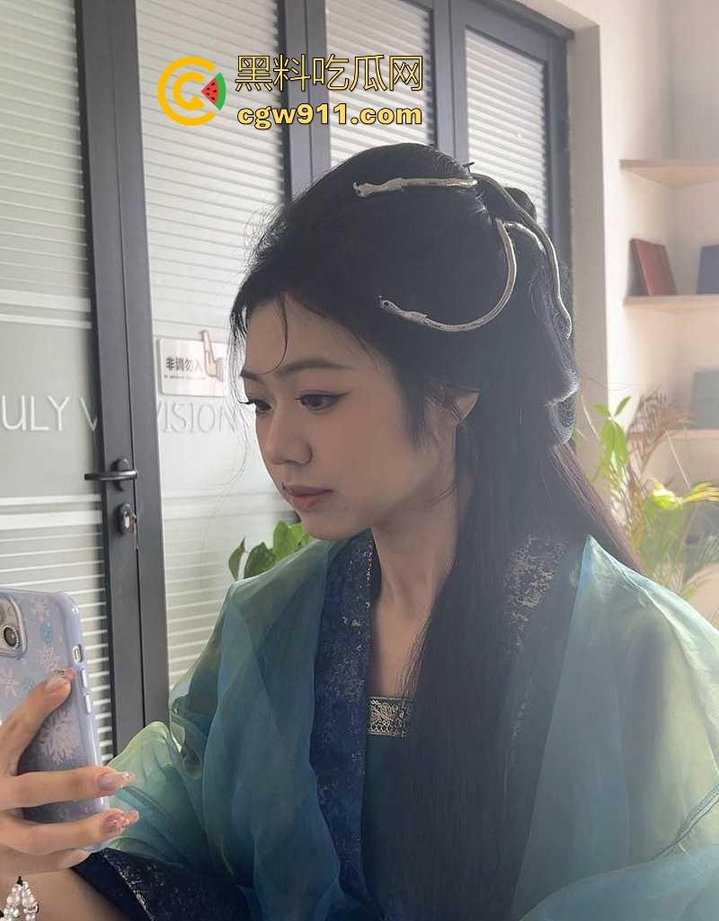 武汉工商学院反差甜妹【林美如】穿开档丝袜撩拨男友，撅肥臀被后入猛操，浓精射满巨乳，超级淫骚反差！-2