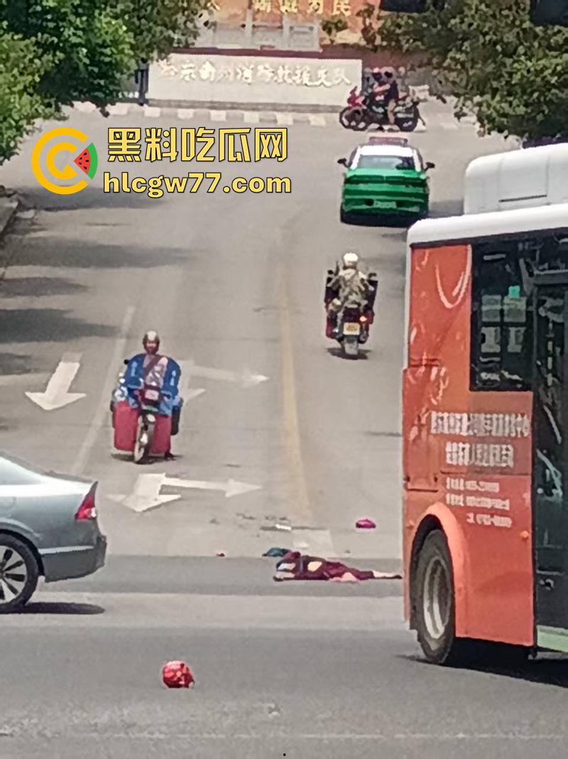 惨烈断头车祸，贵州省黔东南苗族侗族自治州，汽车下坡失控，碾压行人头都撞飞了！-5