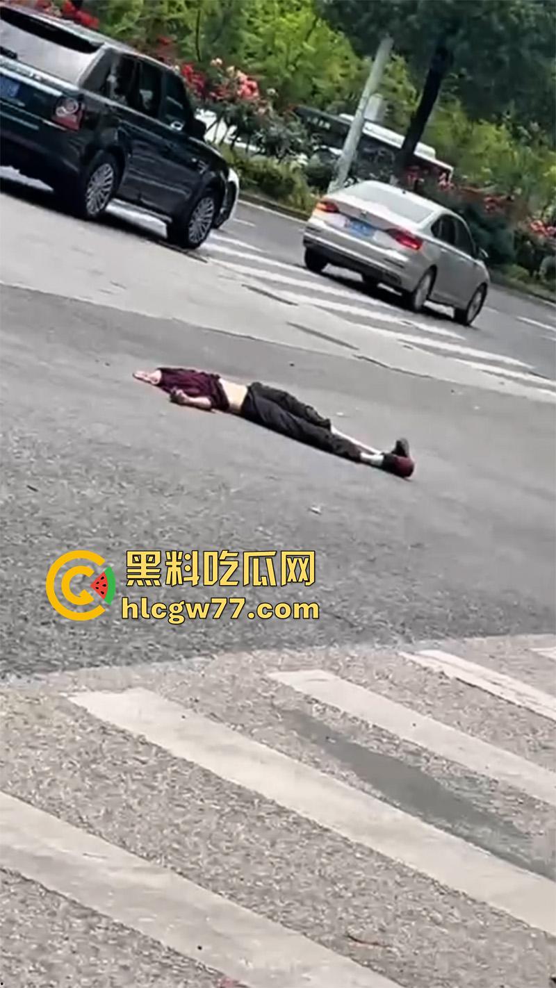 惨烈断头车祸，贵州省黔东南苗族侗族自治州，汽车下坡失控，碾压行人头都撞飞了！-7