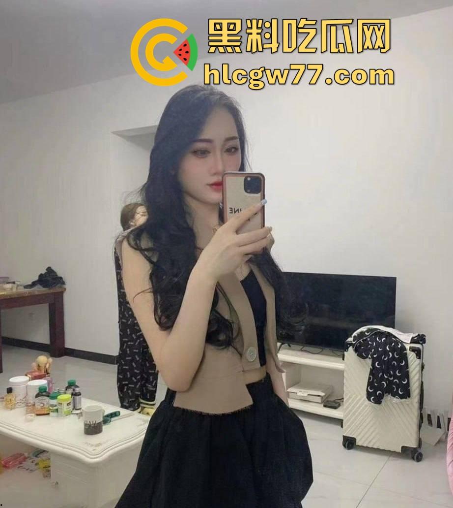 吃的真好 这西瓜出去进修一番回来成了进过逼的瓜 有钱人是真会玩 西瓜塞骚逼！-1