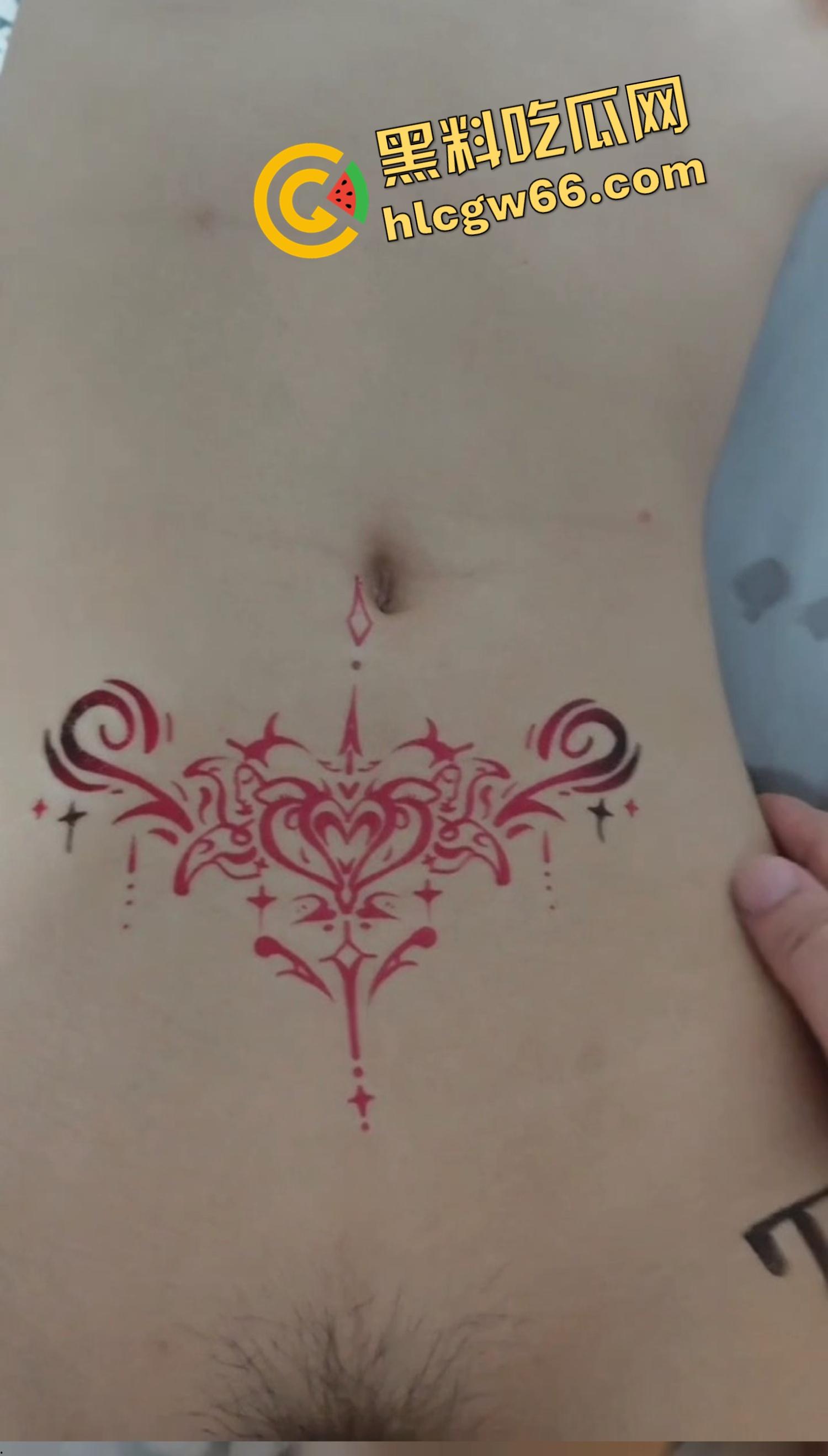 福州最骚反差婊『孙俞』白天装学霸晚上嫩鲍喷水被操翻，边叫边夹射三次，一炮下去榨出整瓶营养快线！-12