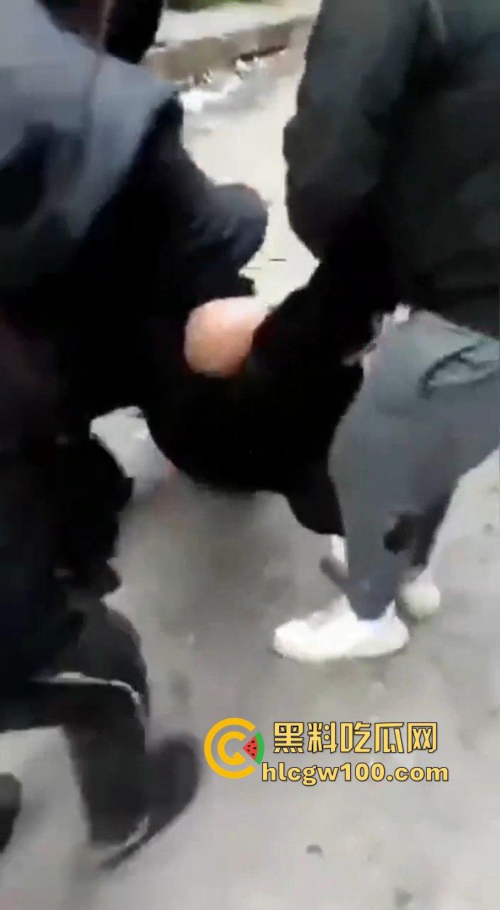 叙利亚反叛军武力镇压民众，现场暴力血腥天尸横遍野堪称世界末日。-1