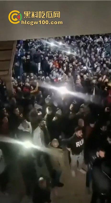 叙利亚反叛军武力镇压民众，现场暴力血腥天尸横遍野堪称世界末日。-2