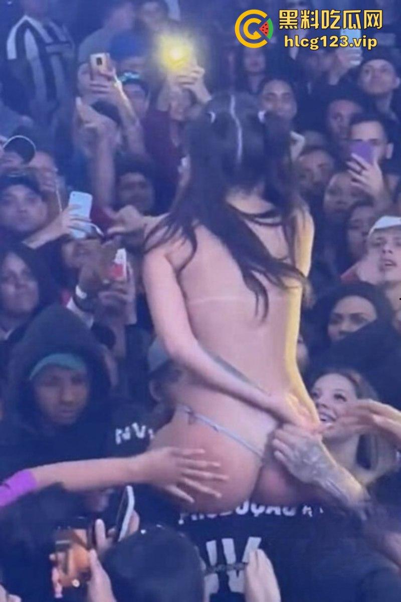 巴西女歌手【皮波基尼亚Pipokinha】穿丁字裤进入观众群 男粉丝集体失控 摸遍她的胸部臀部 丁字裤被拉开！-6