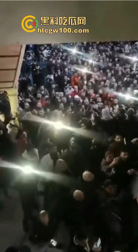 叙利亚反叛军武力镇压民众，现场暴力血腥天尸横遍野堪称世界末日。-16