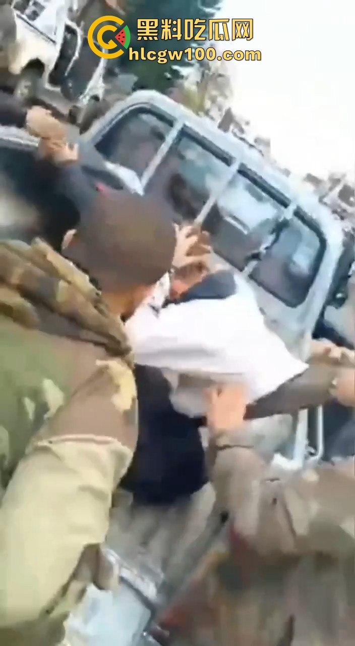 叙利亚反叛军武力镇压民众，现场暴力血腥天尸横遍野堪称世界末日。-17