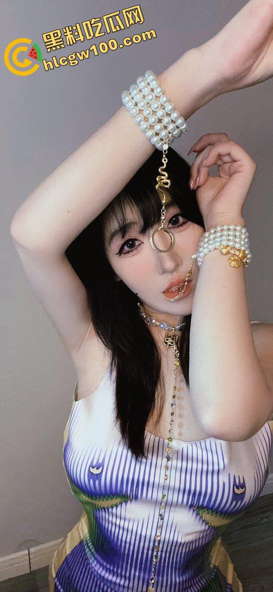 天津【郝天莙】按主人命令社死曝光，高颜值粉嫩白虎骚穴，纹身肥臀玩肛塞-2