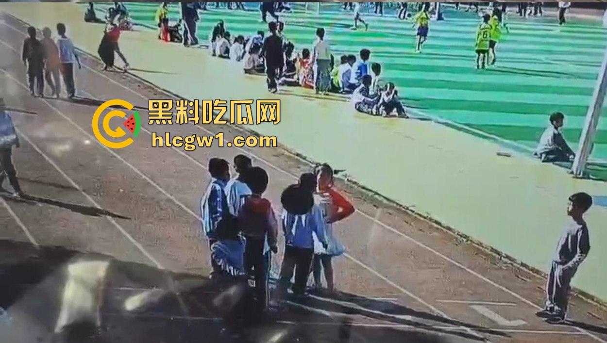 河北承德小学惊现暴力小萝莉！操场上猛踢同班男孩，下脚毫不留情，果然小小年纪就带劲！-9