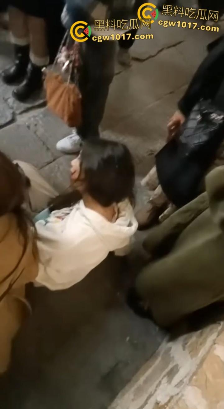 长沙潮宗街一家店面白天热火朝天装修，晚上却突然墙体崩塌，巨石压倒路过行人，路人纷纷挖土救人！-5