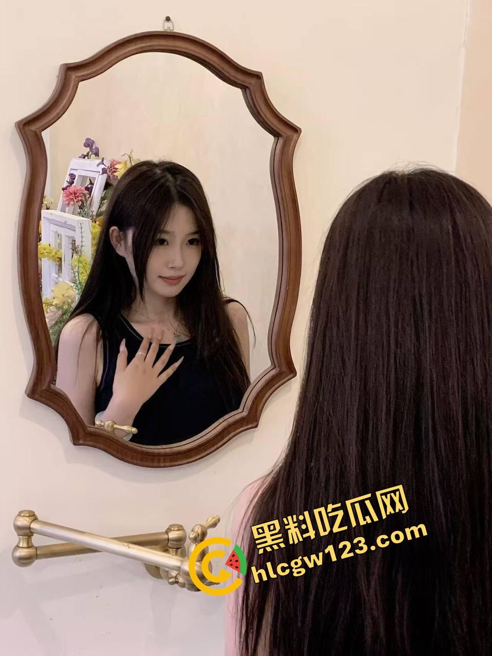 玩的真的花，当自己是花埋土里让人轮流浇尿喝尿，还认真说要快快长大哦，人形母狗癖癫到极致！-1