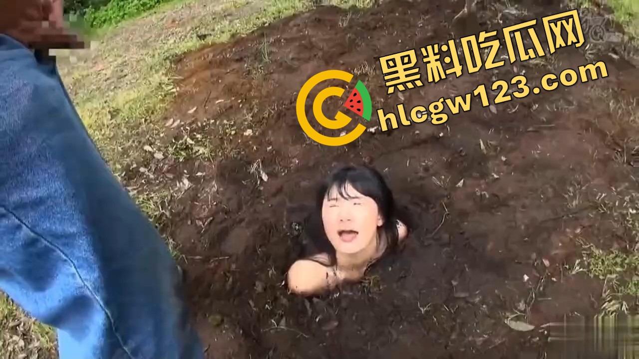 玩的真的花，当自己是花埋土里让人轮流浇尿喝尿，还认真说要快快长大哦，人形母狗癖癫到极致！-6