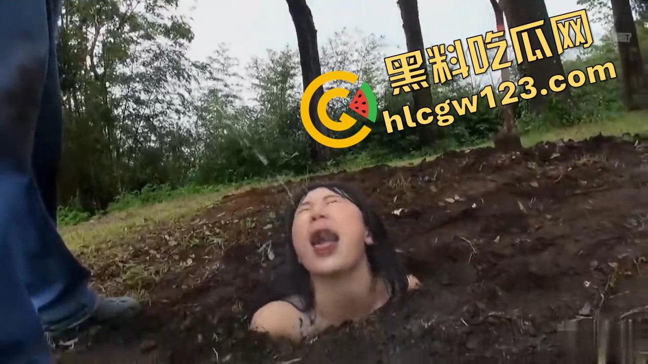 玩的真的花，当自己是花埋土里让人轮流浇尿喝尿，还认真说要快快长大哦，人形母狗癖癫到极致！-7