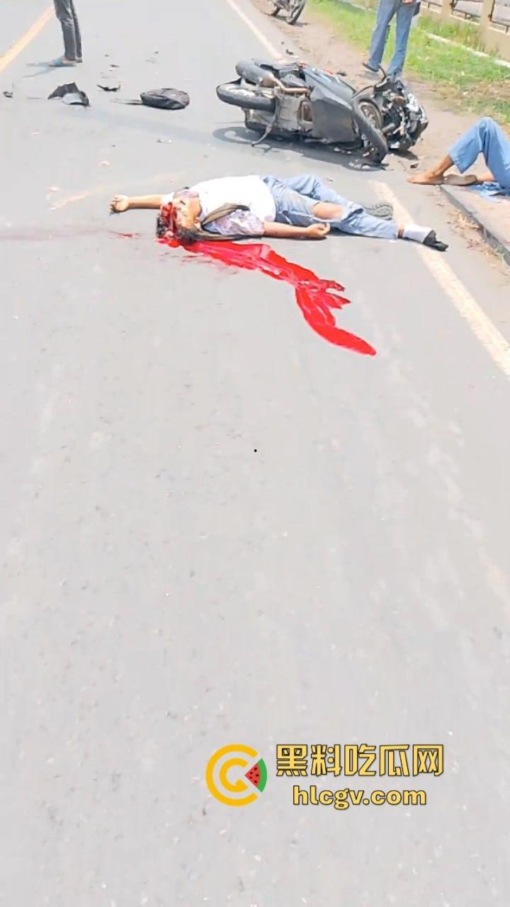 印尼惨烈车祸真实影像惨不忍睹 两人命丧车轮身首分离  胆小慎入-4