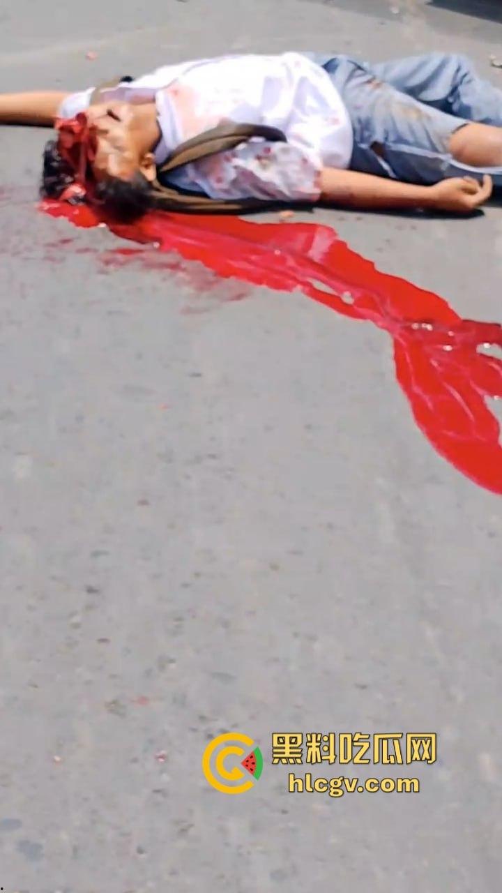 印尼惨烈车祸真实影像惨不忍睹 两人命丧车轮身首分离  胆小慎入-5
