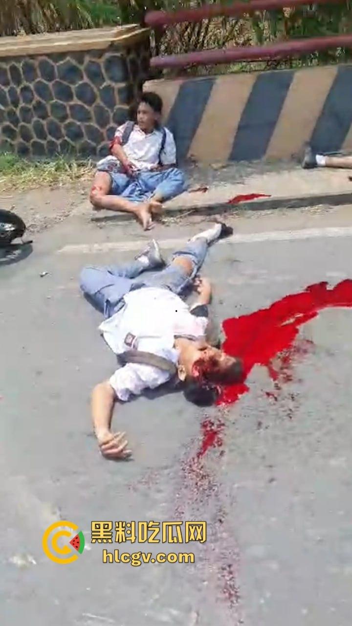 印尼惨烈车祸真实影像惨不忍睹 两人命丧车轮身首分离  胆小慎入-7
