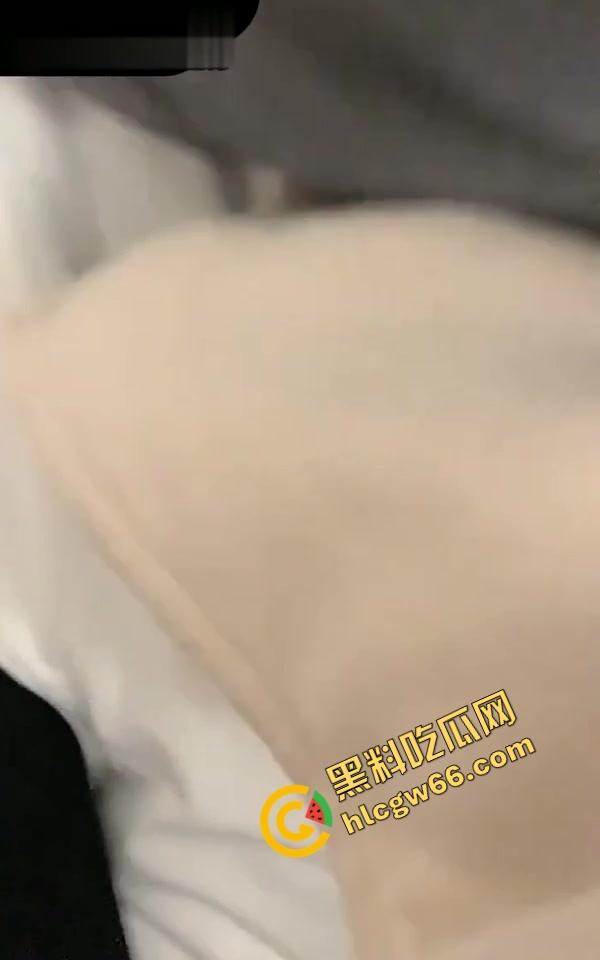 老同学聚会灌醉女同学假送回家拖进迷奸酒店，嫩洞爆草爽到腿抽筋，干得她昏头爽死床上！-13