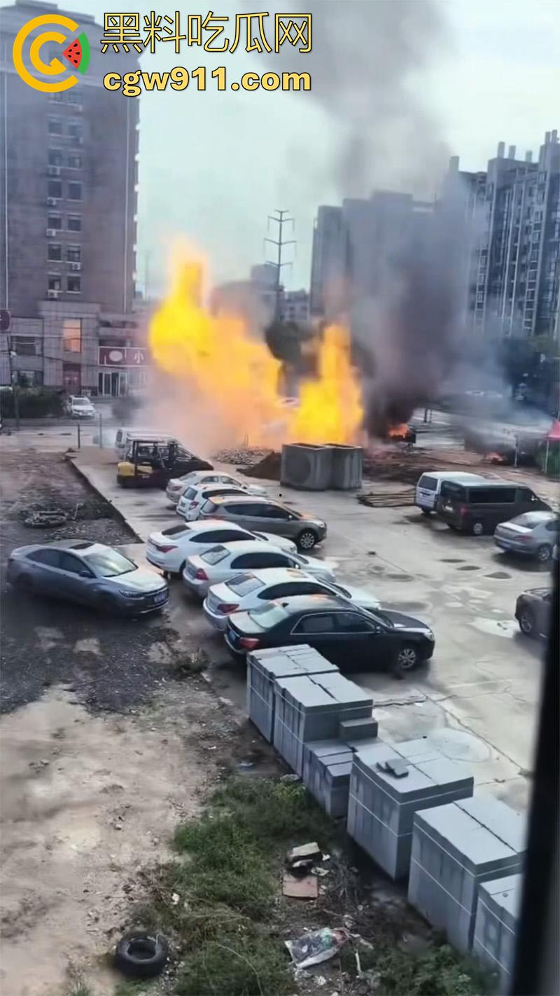 山东烟台燃气管道泄露，福山区北三路汇福街，因施工导致燃气管道破裂，现场大火冲天！-6