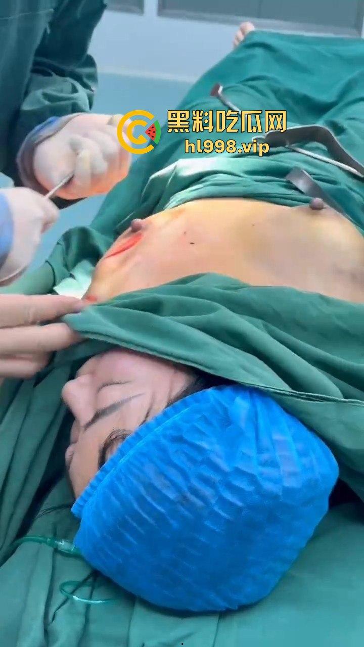 揭秘黄晓明女友『叶柯』同款隆胸术手术过程，看的让人心惊！胸被医生猛戳猛捣，视觉冲击强到不敢看！-12