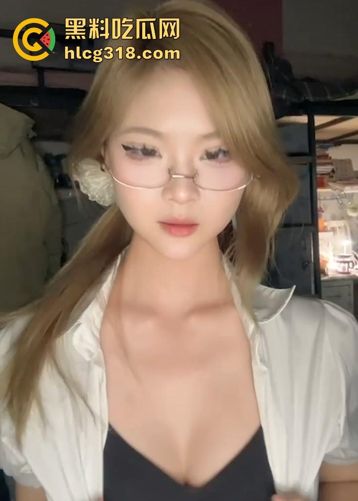 高颜值反差大学生【羊咩咩】宿舍自慰视频曝光，极品巨乳脸B同框自慰，看了很难不硬！-8