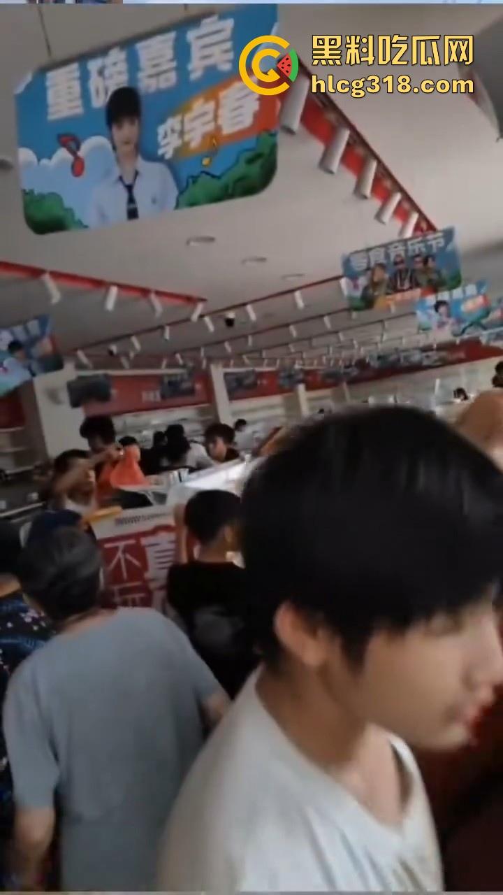 一场水灾，人性尽显！广东肇庆怀集水灾后，赵一鸣零食店遭到疯抢，竟然在广东看到0元购！-7