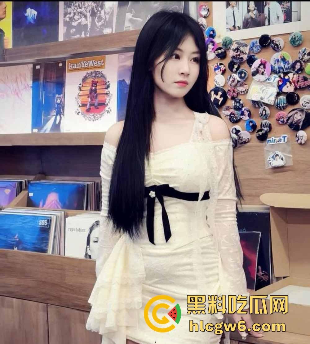 河南19岁反差嫩妹【李鑫楠】啪啪视频流出,表面清纯内心骚浪，年纪小却性欲强烈，床上姿势解锁太狠了！-2