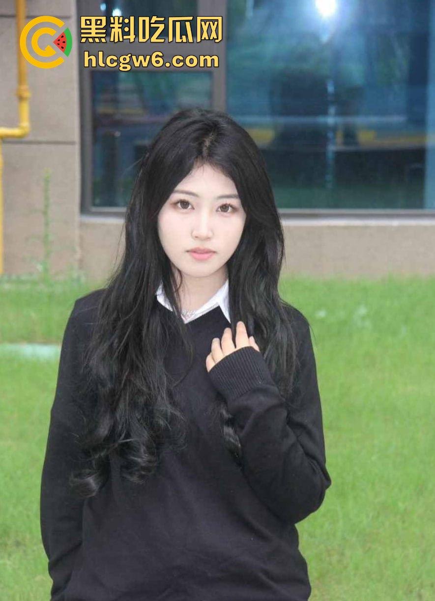 河南19岁反差嫩妹【李鑫楠】啪啪视频流出,表面清纯内心骚浪，年纪小却性欲强烈，床上姿势解锁太狠了！-7