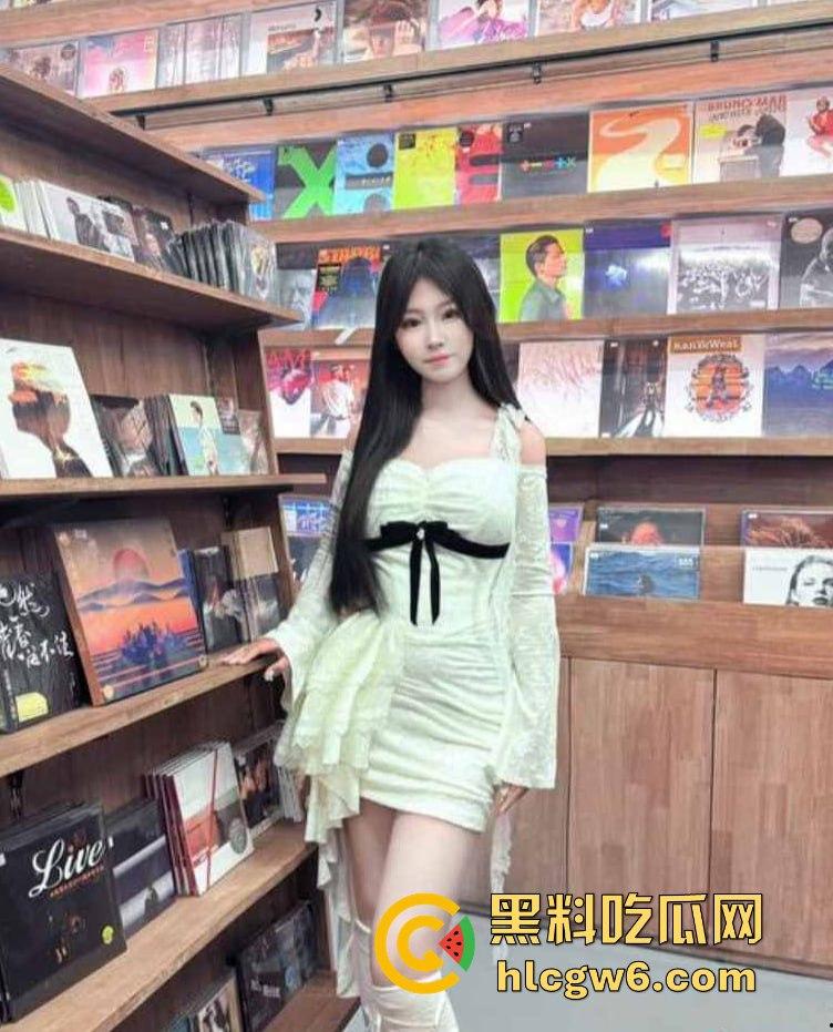 河南19岁反差嫩妹【李鑫楠】啪啪视频流出,表面清纯内心骚浪，年纪小却性欲强烈，床上姿势解锁太狠了！-8