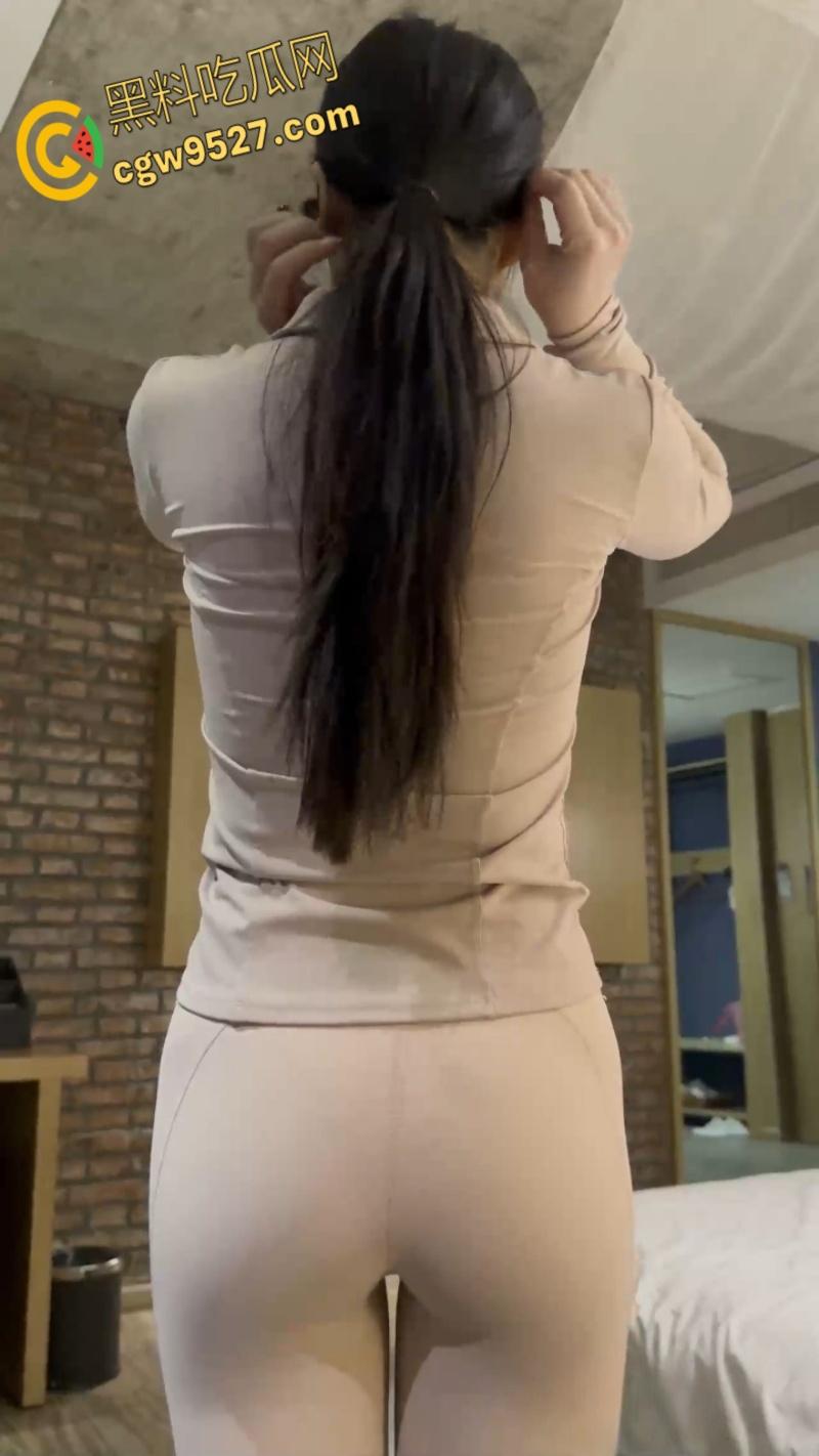 与童颜巨乳的妹妹大战300回合，乳头嫩的如水，跳蛋肛塞玩弄妹妹的双洞，穿瑜伽服的妹妹也是别有风味-4