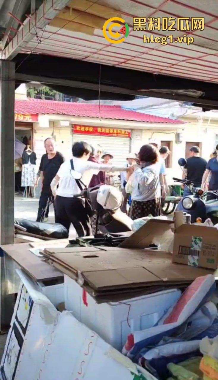 女子为在商贩摊上多吃几颗阳光玫瑰 竟拿剪刀捅人！-8