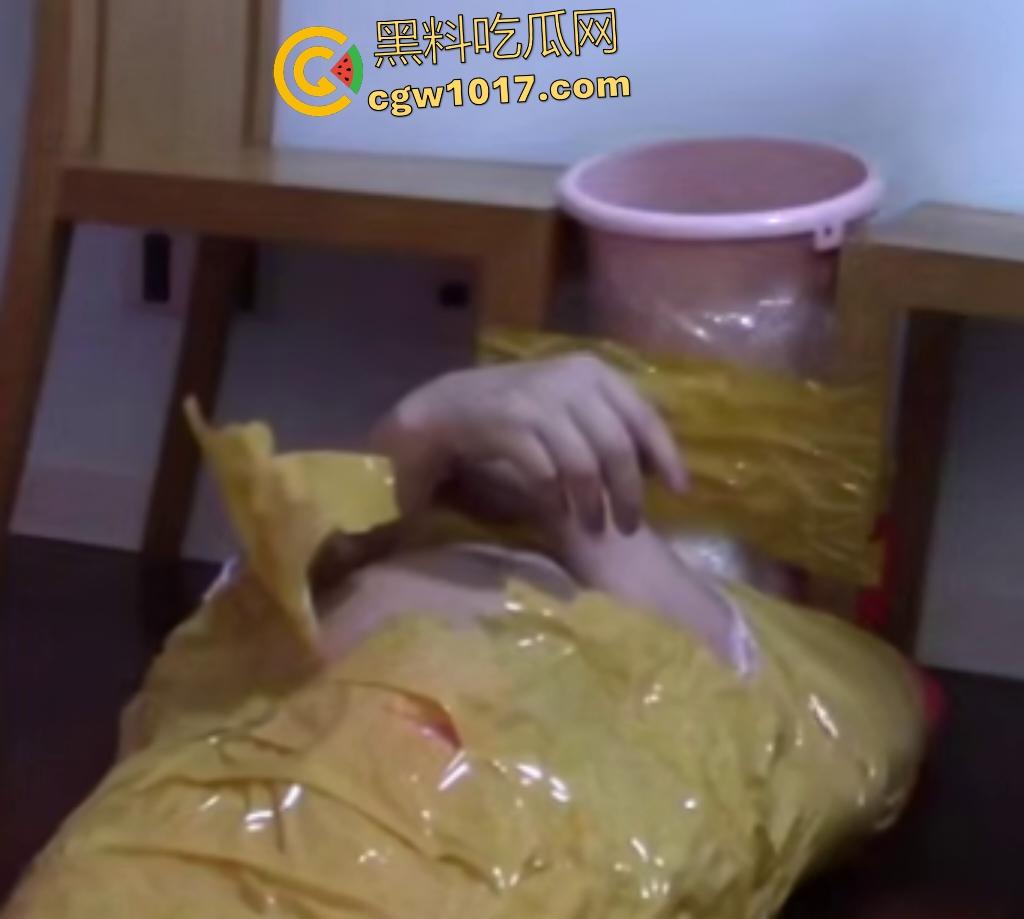 你用过人形马桶吗？帅男全身被胶带绑成木乃伊，躺地上被女孩轮流拉屎拉尿用头接，手搞小动作被拖鞋抽！-2