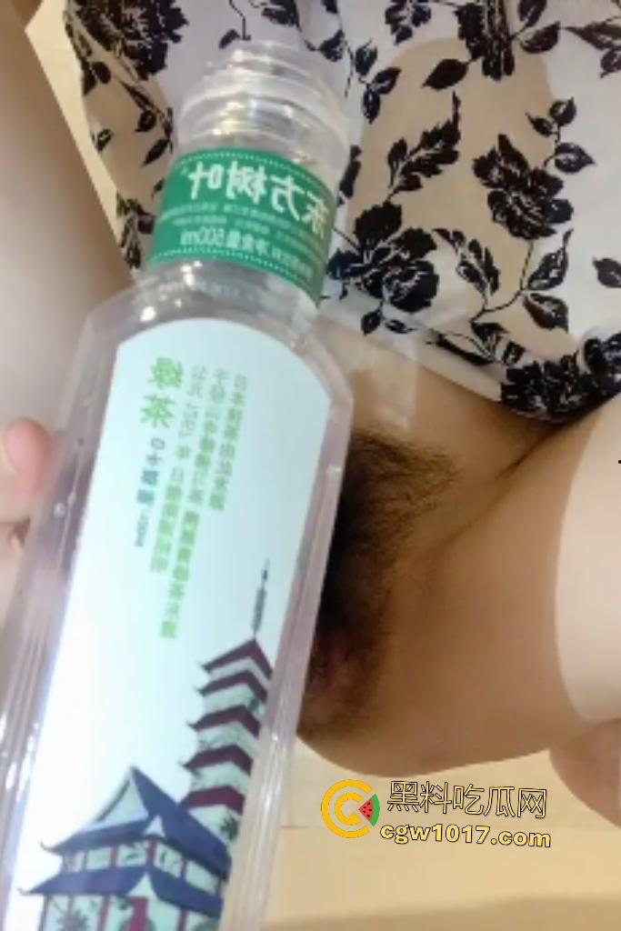 经过人体过滤的东方树叶你喝不喝？生物老师【闵儿】出品饮料，瑜伽裤裹黑丝，翘臀用假阴茎打B！-1