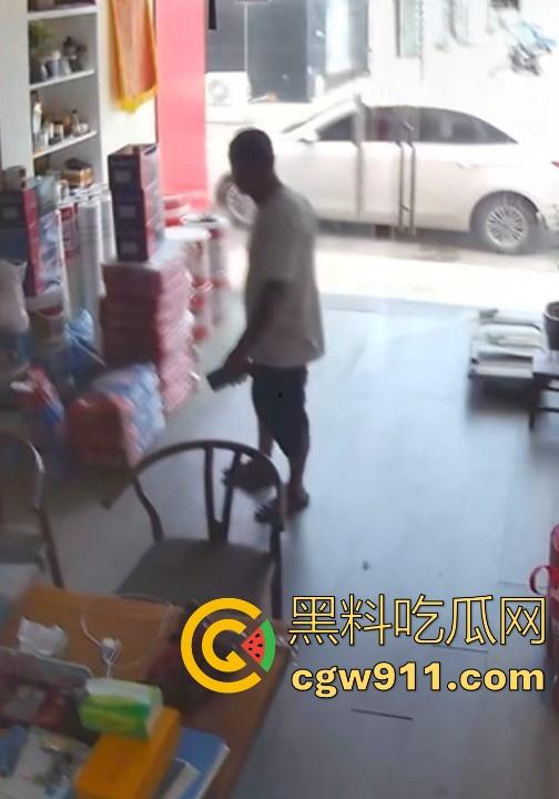 装修材料店铺老板和店员玩刺激偷情，大白天竟在店里玩后入，顾客推门慌忙中断拔屌！-1