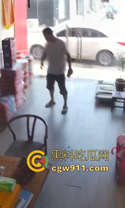 装修材料店铺老板和店员玩刺激偷情，大白天竟在店里玩后入，顾客推门慌忙中断拔屌！-4