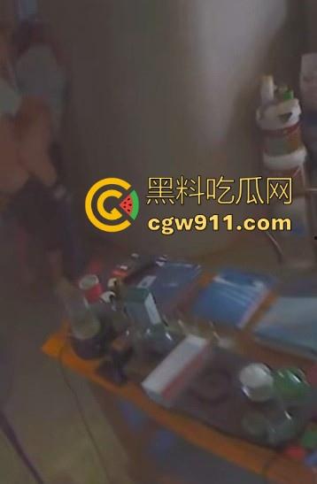 装修材料店铺老板和店员玩刺激偷情，大白天竟在店里玩后入，顾客推门慌忙中断拔屌！-10