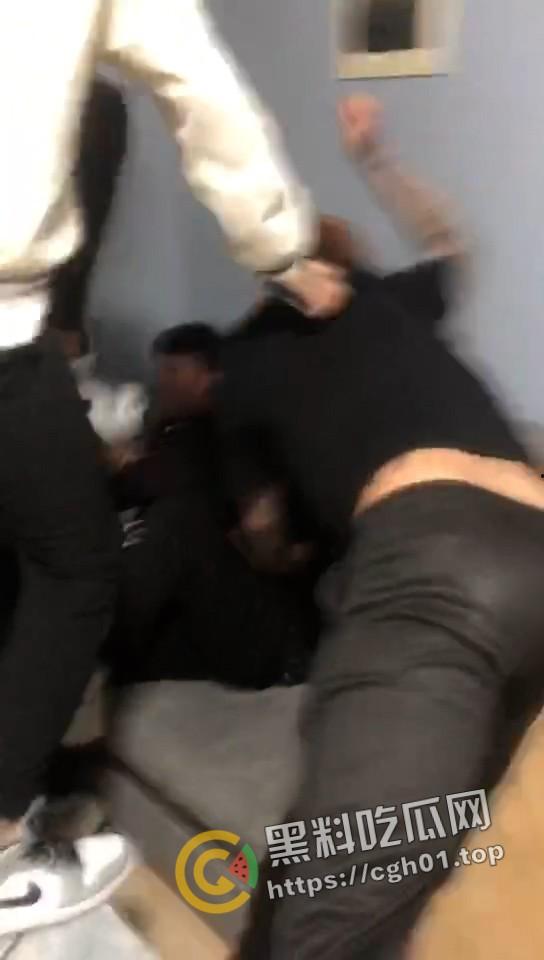 精神小伙版捉奸！暴揍狗男女 女的还是个小坦克 真佩服学弟冒着被揍得风险开坦克-4