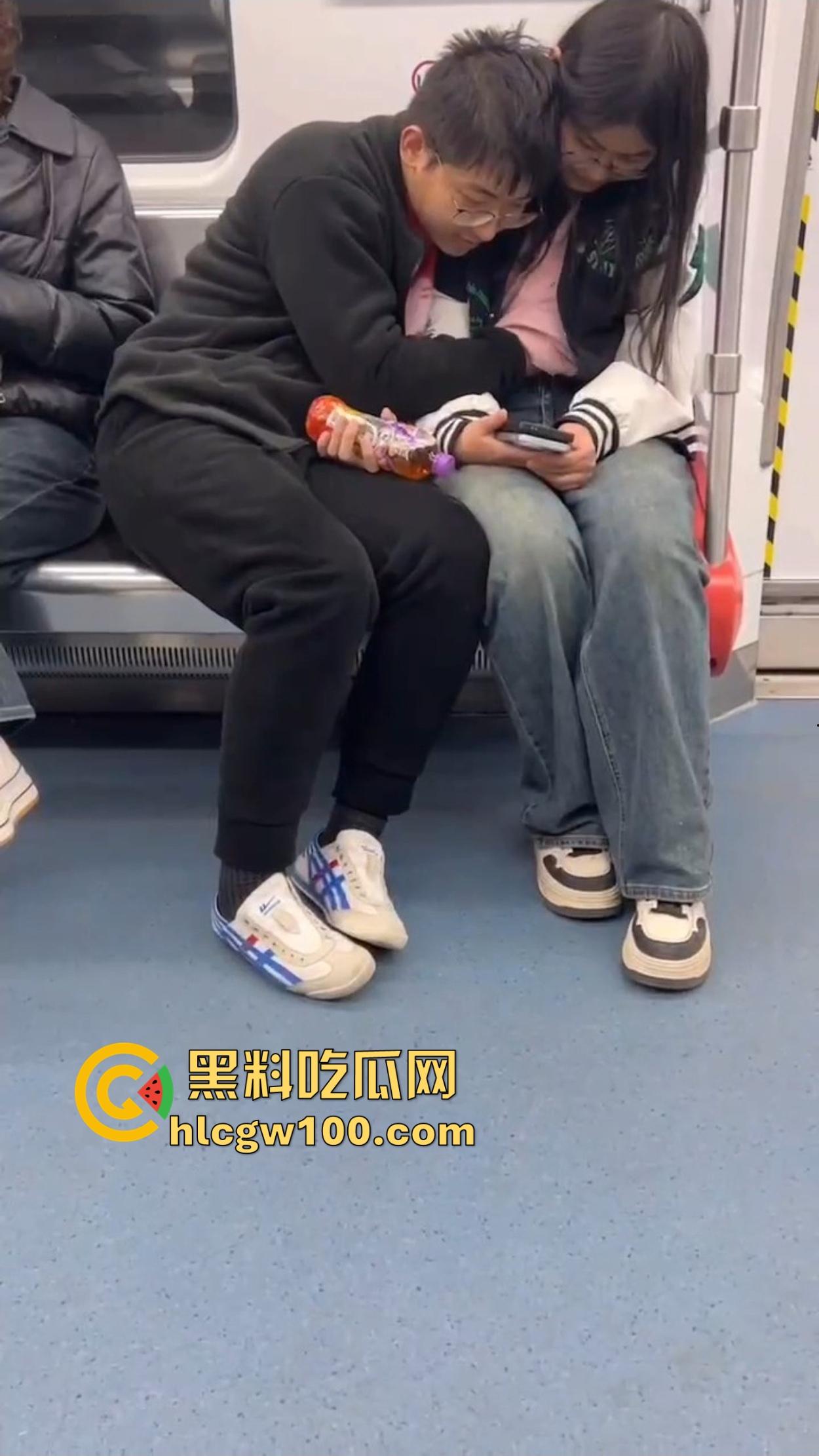 南京地铁上演活春宫，小情侣车厢摸奶上头，手伸进衣服揉得起劲，差点拖裤直接开干，你们是有多饥渴？-5