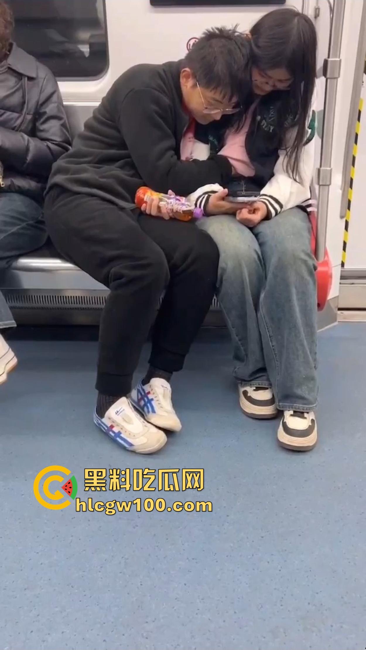 南京地铁上演活春宫，小情侣车厢摸奶上头，手伸进衣服揉得起劲，差点拖裤直接开干，你们是有多饥渴？-6