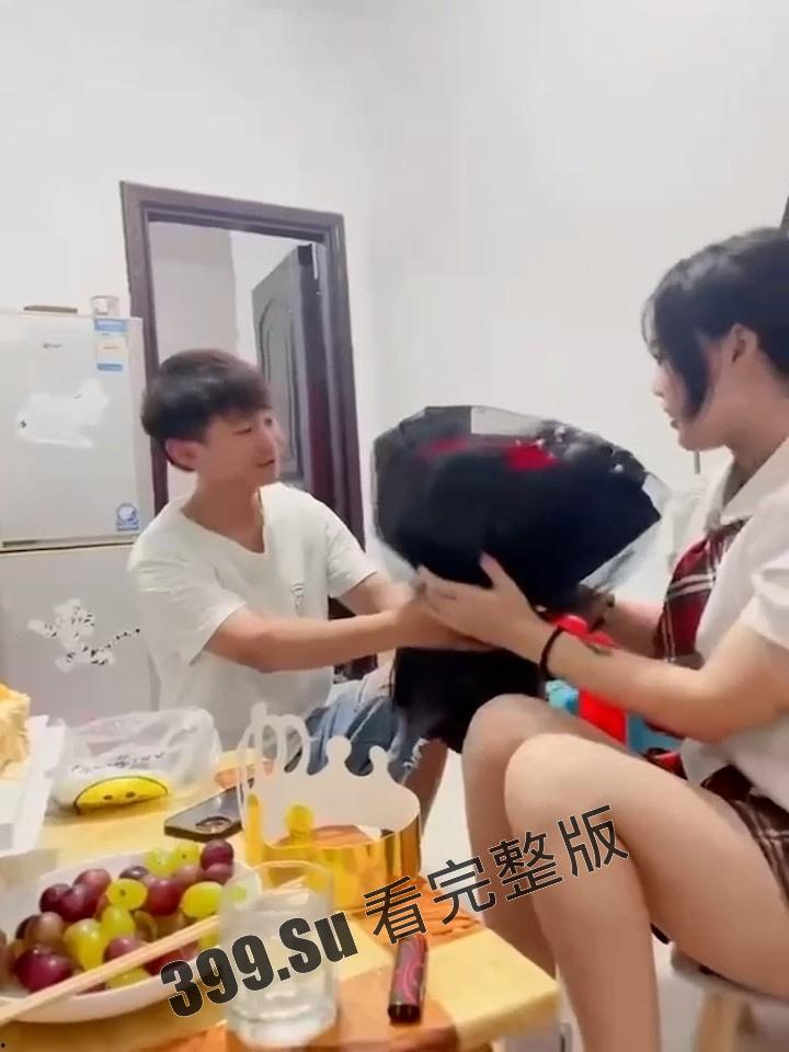 离谱！女学生自营卖淫可接受3P 给男友戴绿帽 谎称在ktv做行政，被闺蜜戳破谎言 ，房间全是避孕套，最后还给送进局子-1