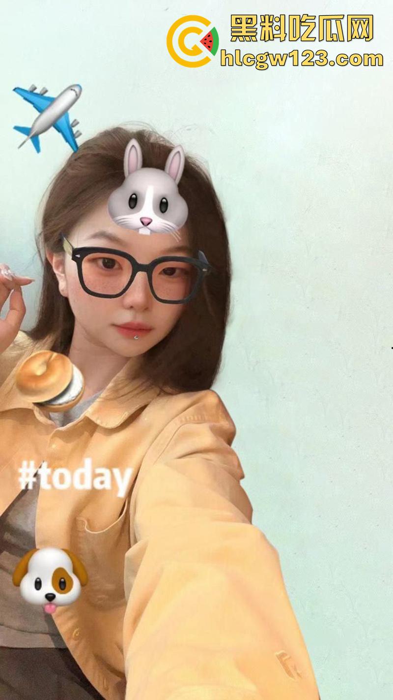 长沙电商运营【翟思荟】，被男友曝光做爱视频，超爱吞精口活一流，靠吃鸡上位骚没边了！-1