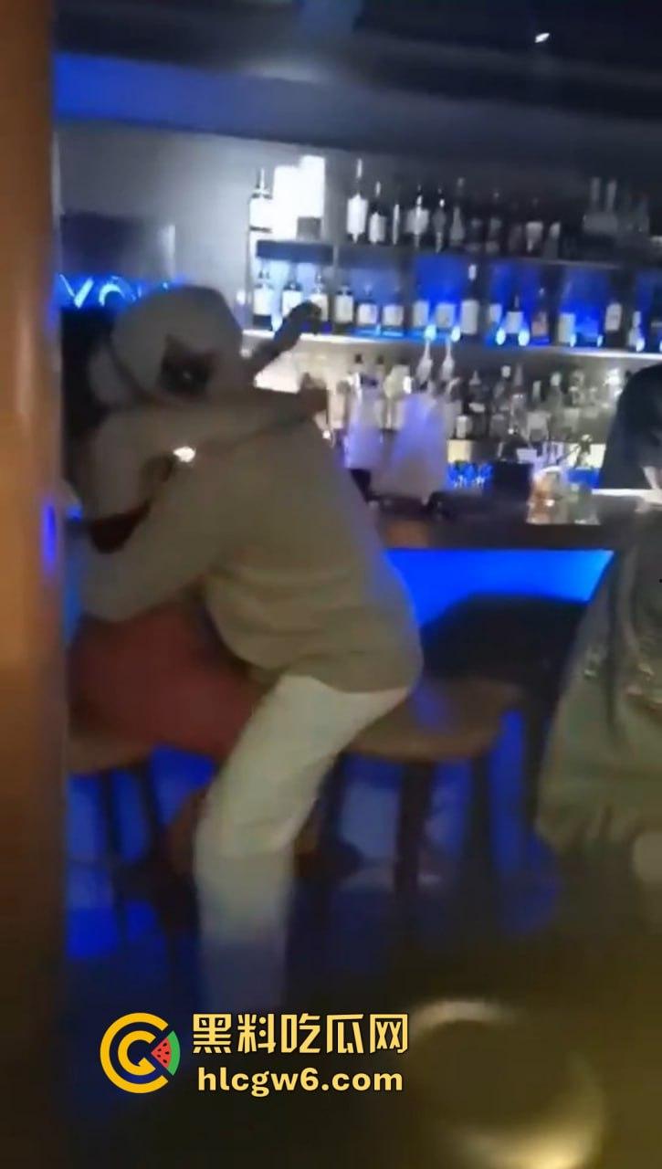 上海东方牧场名不虚传 洋大人一出场 妹子当场湿身舌吻 越亲逼越痒直接厕所开战 吃瓜群众围观拍下爱情大片！-2