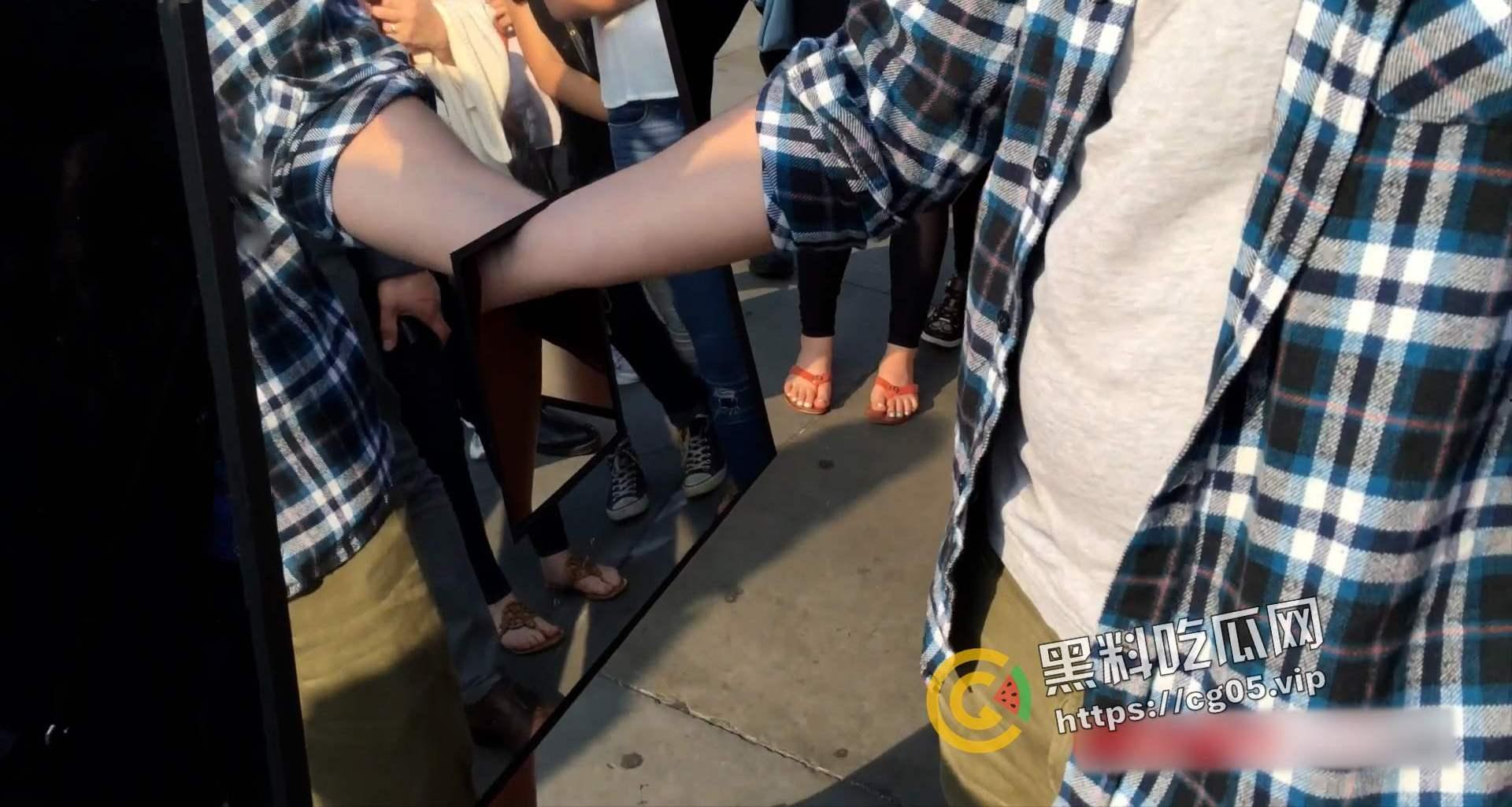 瑞士艺术家【米洛·莫蕾】经典街头暗箱摸胸摸奶完整版 海边阴道下蛋 裸体抱婴儿逛博物馆 六部行文艺术合集-5