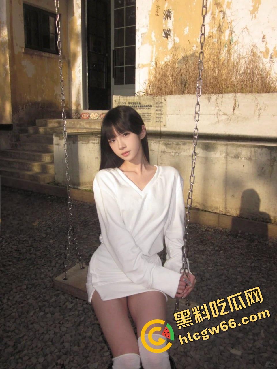 黑丝双马尾的重庆女神【李燕妮】被啪神操成母狗，白虎嫩穴夹爆鸡巴，后入抽插湿得像水灾现场！-3