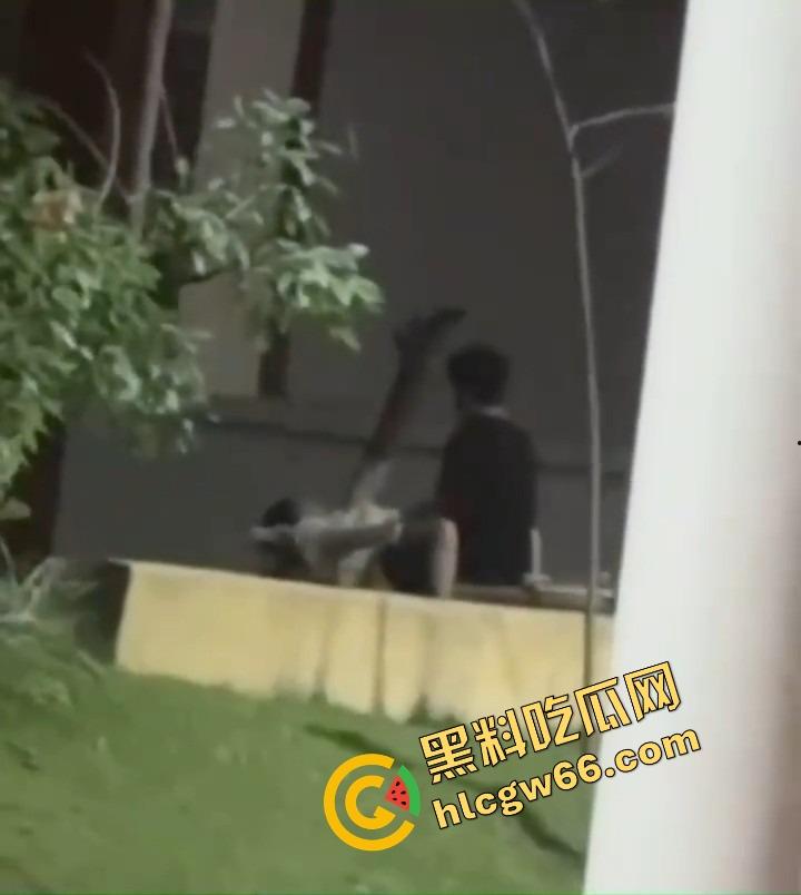 离谱到飞起，一对狗男女在医院小花园直播做爱，护士小姐姐排排站吃瓜围观，白大褂都看红了脸！-9